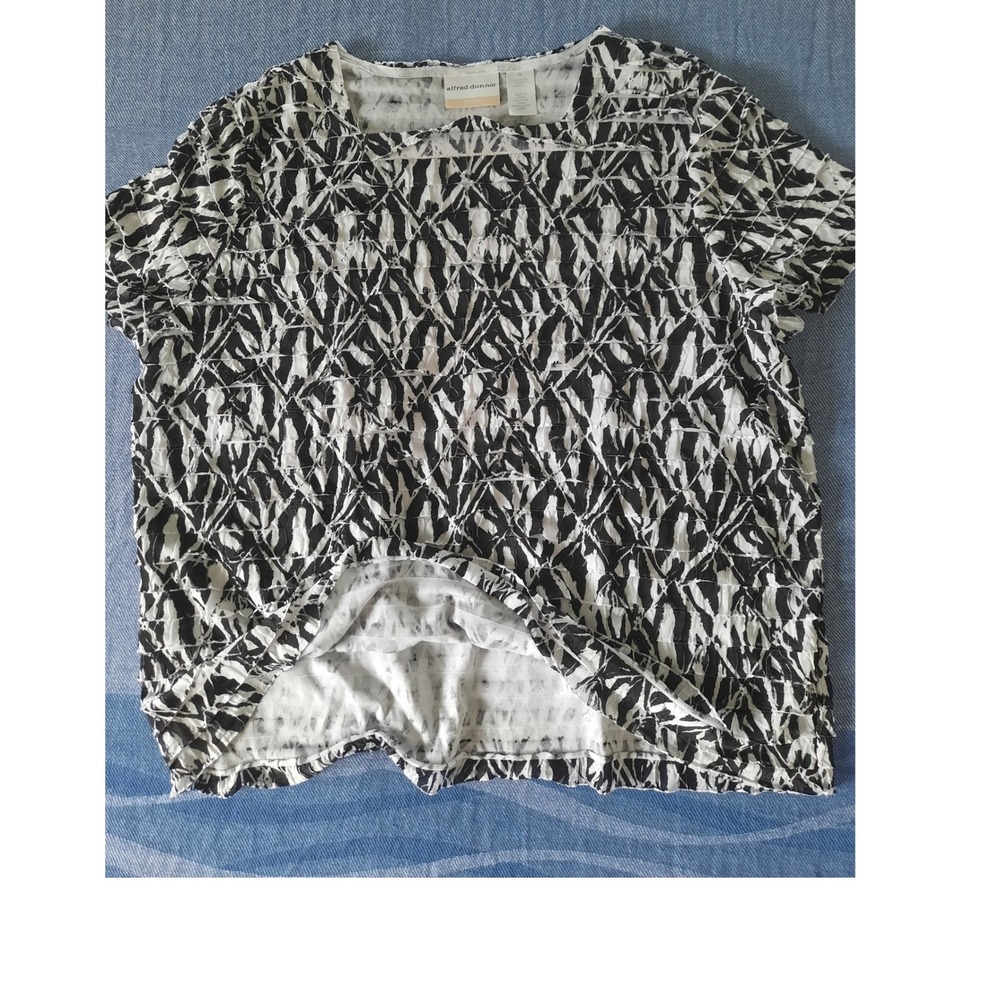 Alfred Dunner Woman Black White Abstract Smocked Popcorn Top 1X Short Sleeve